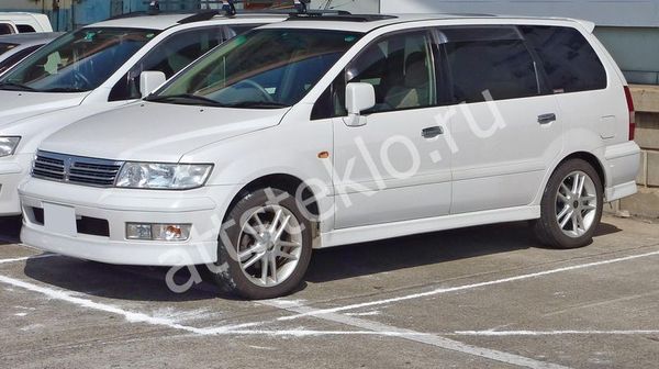 Автостекла Mitsubishi Chariot III c установкой в Москве